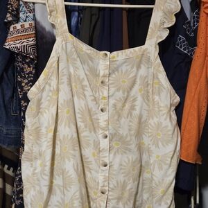Torrid Cream and Yellow Daisy Button-Down Tank Top